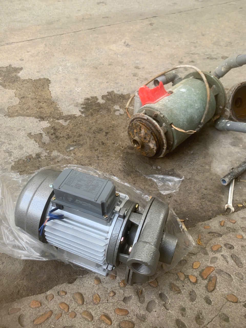 Máy bơm mới đặt cạnh máy cũ đã tháo khỏi hệ thống