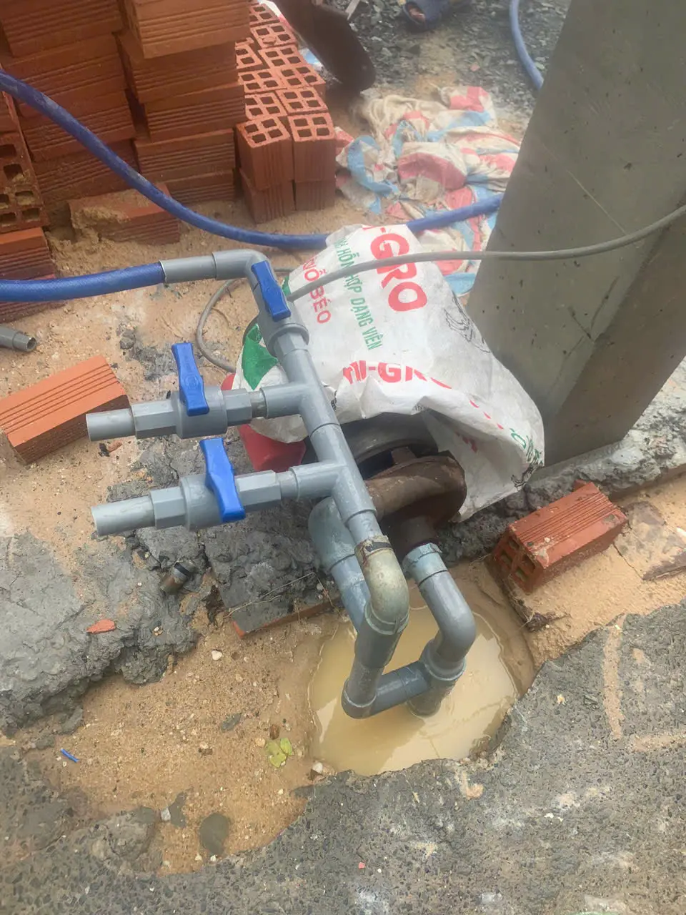Đường ống máy bơm được thi công tại hiện trường